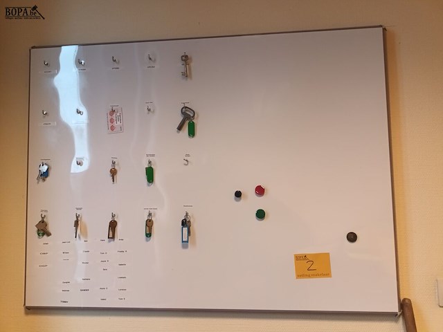 Lot 2 - whiteboard met sleutelhaakjes - afbeelding 1 van  2