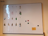 Lot 2 - whiteboard met sleutelhaakjes - afbeelding 1 van  2