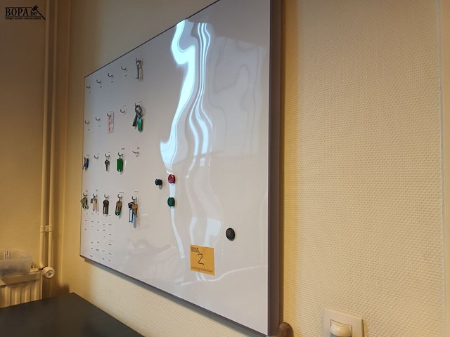 Lot 2 - whiteboard met sleutelhaakjes - afbeelding 2 van  2