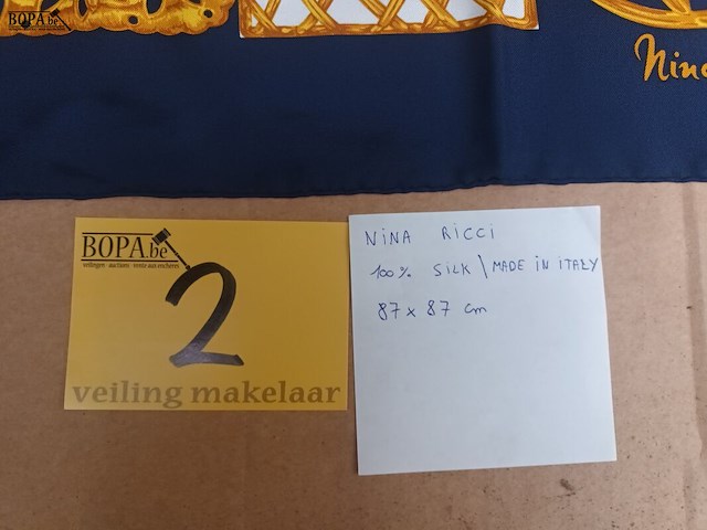 Lot 2 - zijden sjaal nina ricci - afbeelding 2 van  3