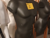 Lot 2 - zwarte torso man met statief