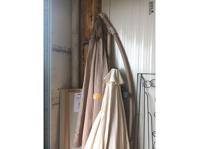 Lot 2 - zweef parasols. 2 stuks - afbeelding 1 van  5
