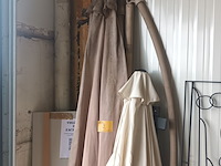 Lot 2 - zweef parasols. 2 stuks - afbeelding 1 van  5