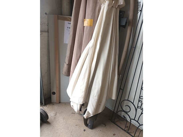 Lot 2 - zweef parasols. 2 stuks - afbeelding 2 van  5