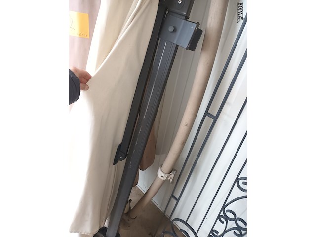 Lot 2 - zweef parasols. 2 stuks - afbeelding 3 van  5