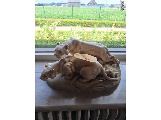 Lot 20 - beeld leeuwinnen - afbeelding 2 van  4