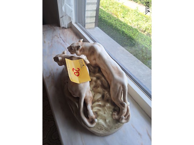 Lot 20 - beeld leeuwinnen - afbeelding 3 van  4