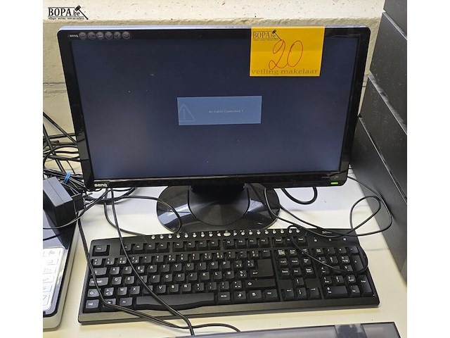 Lot 20 - benq computerscherm met toetsenbord - afbeelding 1 van  4