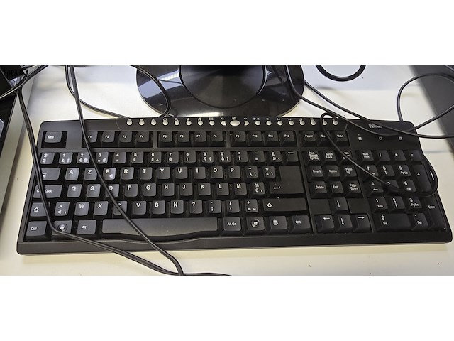 Lot 20 - benq computerscherm met toetsenbord - afbeelding 4 van  4