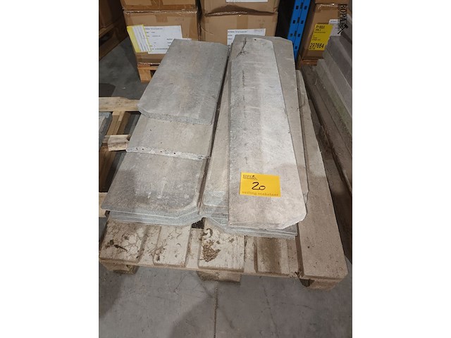 Lot 20 - betonnen boordstenen en dallen - afbeelding 1 van  4
