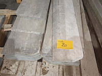 Lot 20 - betonnen boordstenen en dallen