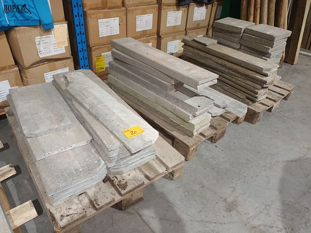 Lot 20 - betonnen boordstenen en dallen - afbeelding 2 van  4