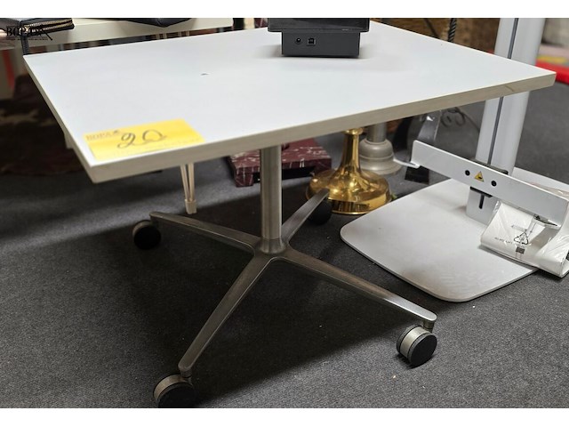 Lot 20 - bijzettafeltje op vintage voet met wieltjes - afbeelding 1 van  3