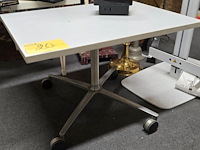 Lot 20 - bijzettafeltje op vintage voet met wieltjes