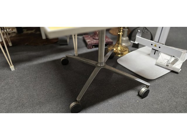 Lot 20 - bijzettafeltje op vintage voet met wieltjes - afbeelding 2 van  3