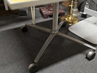 Lot 20 - bijzettafeltje op vintage voet met wieltjes - afbeelding 2 van  3