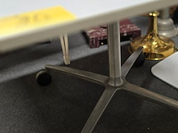 Lot 20 - bijzettafeltje op vintage voet met wieltjes - afbeelding 3 van  3