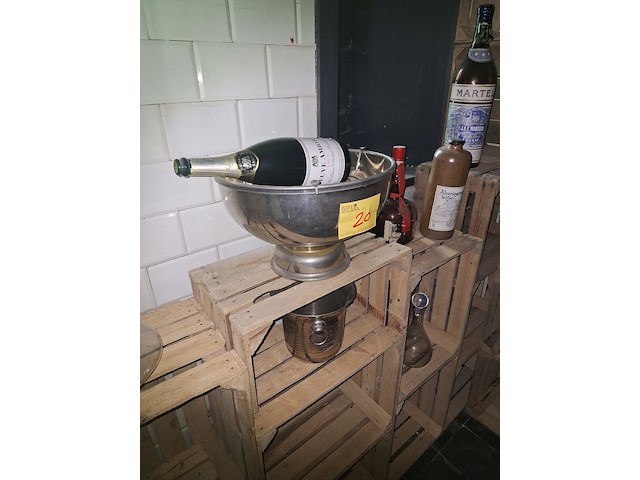 Lot 20 - champagne emmers, karaffen en flessen - afbeelding 1 van  7