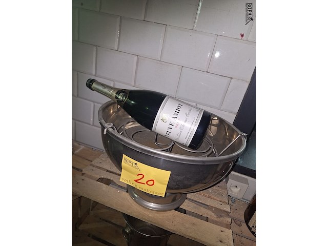 Lot 20 - champagne emmers, karaffen en flessen - afbeelding 7 van  7