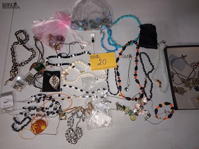 Lot 20 - halskettingen. 40 stuks - afbeelding 1 van  7