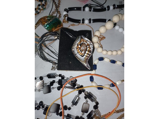 Lot 20 - halskettingen. 40 stuks - afbeelding 7 van  7