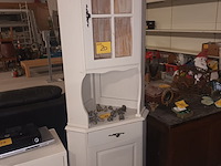 Lot 20 - hoekkast - afbeelding 1 van  2