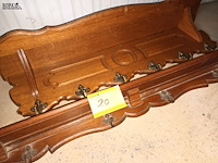 Lot 20 - houten muur kapstokken. 2 stuks