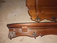 Lot 20 - houten muur kapstokken. 2 stuks - afbeelding 3 van  3