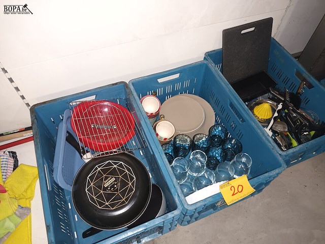 Lot 20 - huisraad. 3 bakken - afbeelding 1 van  4