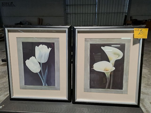 Lot 20 - ingelijste kunstprints afbeelding van witte tulpen en lelies - afbeelding 1 van  3