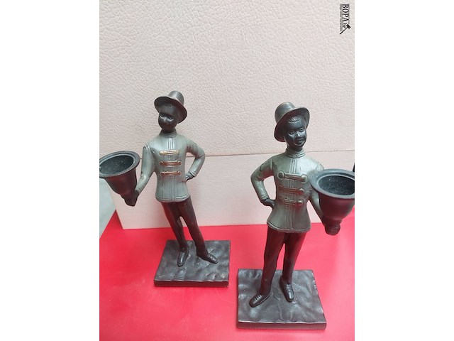 Lot 20 - koppel bronzen klokkenluiders - afbeelding 1 van  5