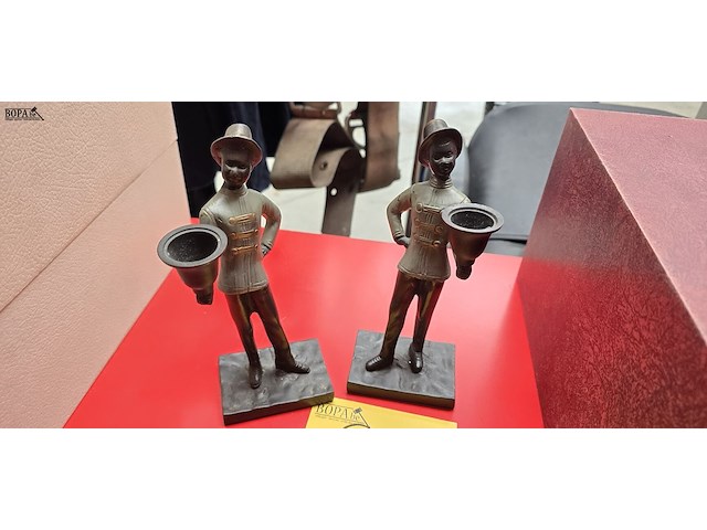 Lot 20 - koppel bronzen klokkenluiders - afbeelding 2 van  5