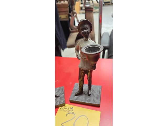Lot 20 - koppel bronzen klokkenluiders - afbeelding 4 van  5