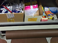 Lot 20 - lot kantoorbenodigdheden en papierafroller