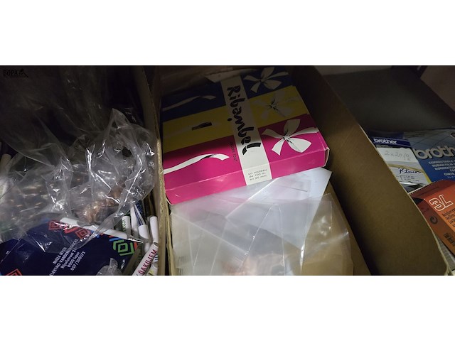 Lot 20 - lot kantoorbenodigdheden en papierafroller - afbeelding 3 van  5