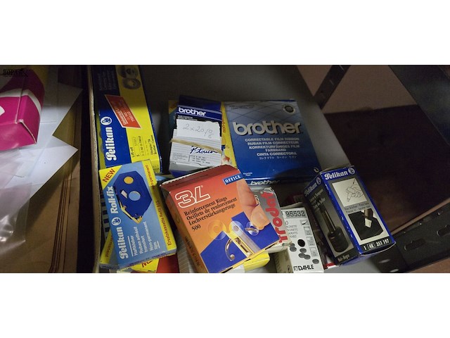 Lot 20 - lot kantoorbenodigdheden en papierafroller - afbeelding 4 van  5