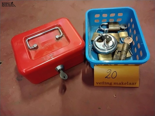 Lot 20 - lot sloten met sleutel en kistje - afbeelding 1 van  3