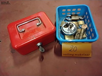 Lot 20 - lot sloten met sleutel en kistje