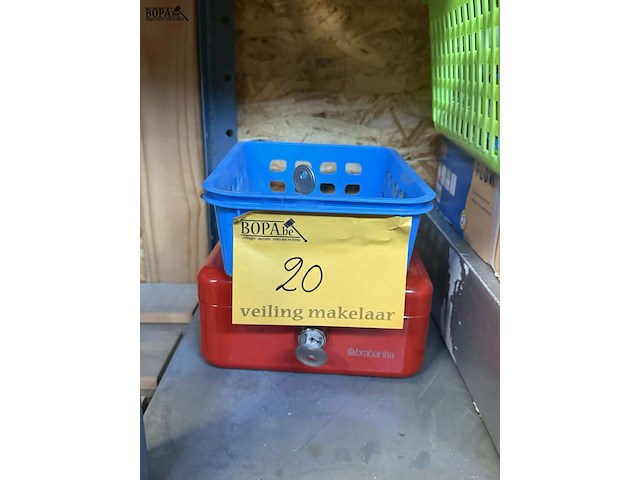 Lot 20 - lot sloten met sleutel en kistje - afbeelding 2 van  3