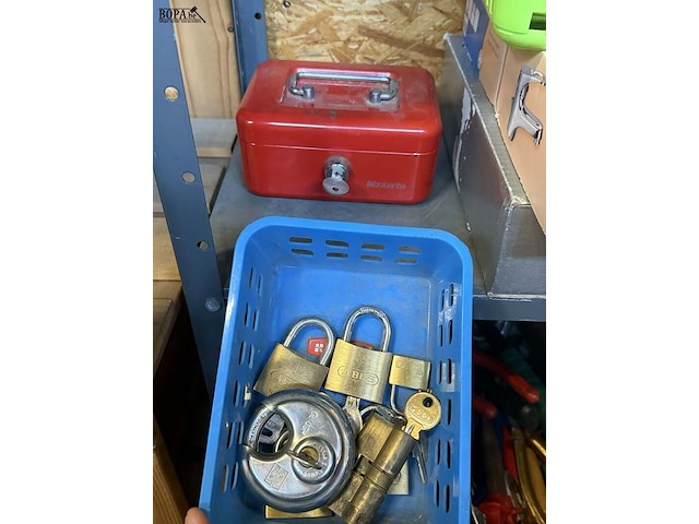 Lot 20 - lot sloten met sleutel en kistje - afbeelding 3 van  3