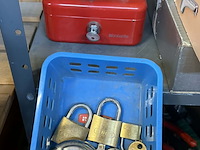 Lot 20 - lot sloten met sleutel en kistje - afbeelding 3 van  3