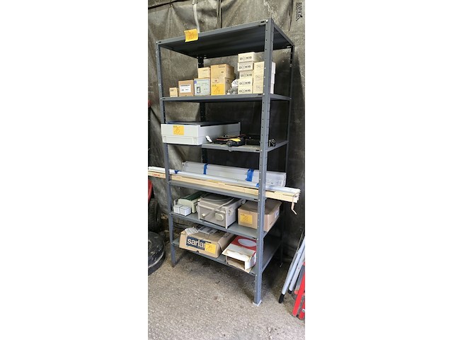 Lot 20 - metalen legbordrek - afbeelding 1 van  4