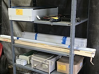 Lot 20 - metalen legbordrek