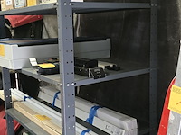 Lot 20 - metalen legbordrek - afbeelding 2 van  4