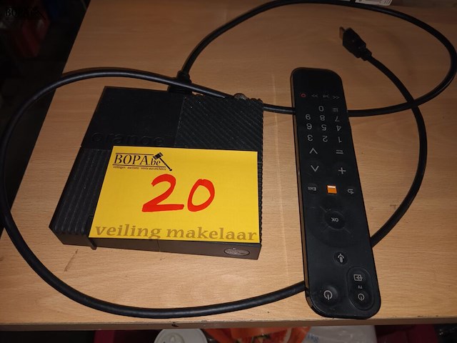 Lot 20 - orange tv box en afstandsbediening - afbeelding 1 van  2