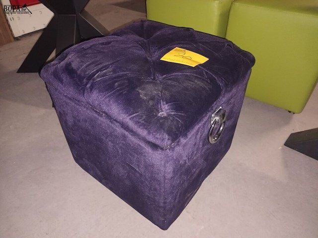 Lot 20 - paarse zitkubus - afbeelding 1 van  3