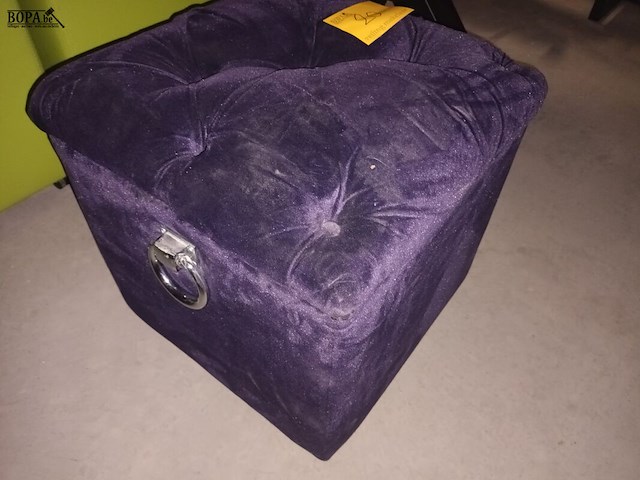 Lot 20 - paarse zitkubus - afbeelding 2 van  3