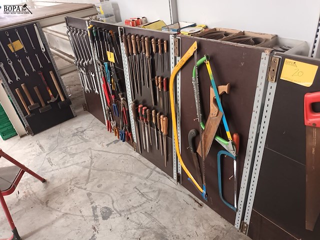 Lot 20 - panelen met handgereedschap - afbeelding 1 van  8