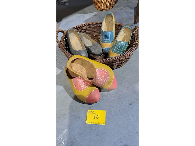 Lot 20 - rieten mand met decoratieve houten klompen - 4 paar - afbeelding 1 van  1
