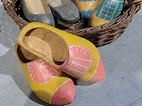 Lot 20 - rieten mand met decoratieve houten klompen - 4 paar